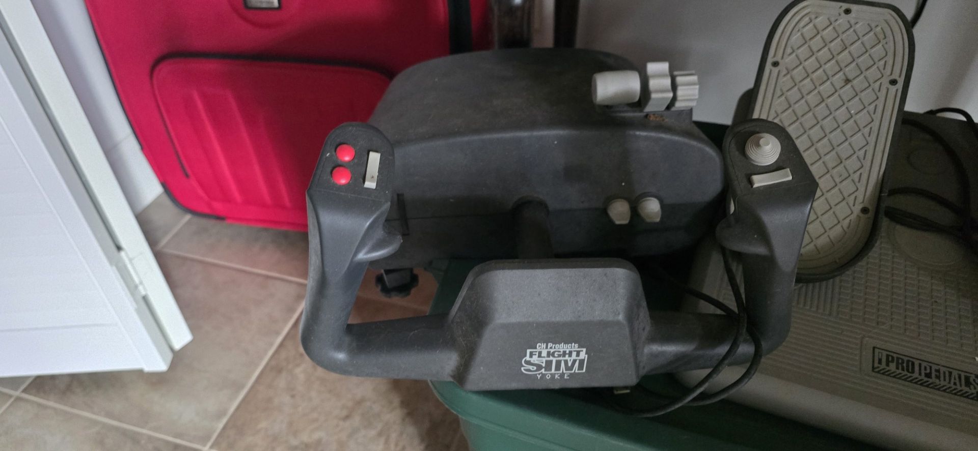 Flight simulator yoke and rudder pedals