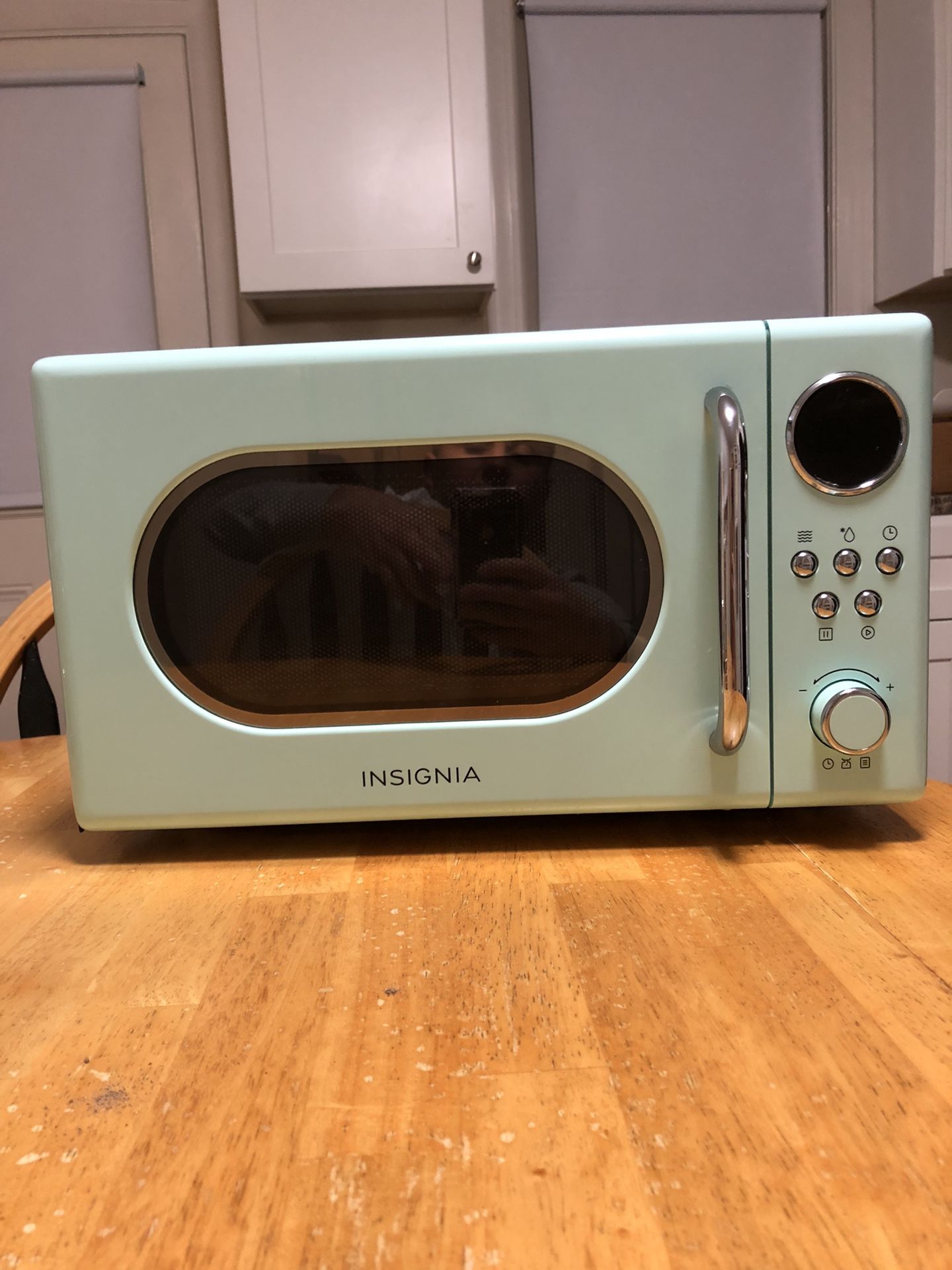 Insignia- .7 Cu. Ft. Retro Compact Microwave - Mint