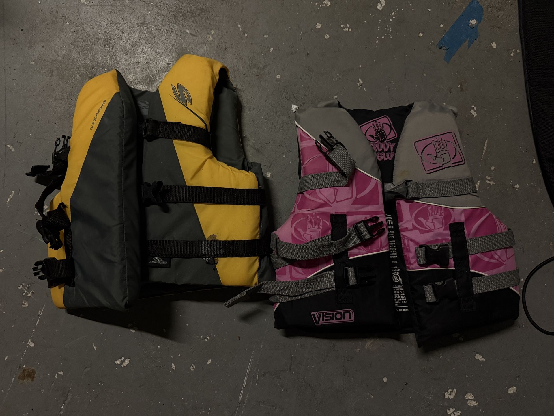 2 kids life jackets