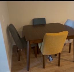 Like new dinning room table and 4 chairs
