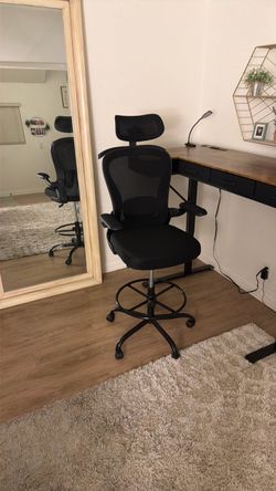 Black office chair