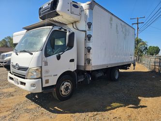2019 hino 195 18ft with reefer and lift gate