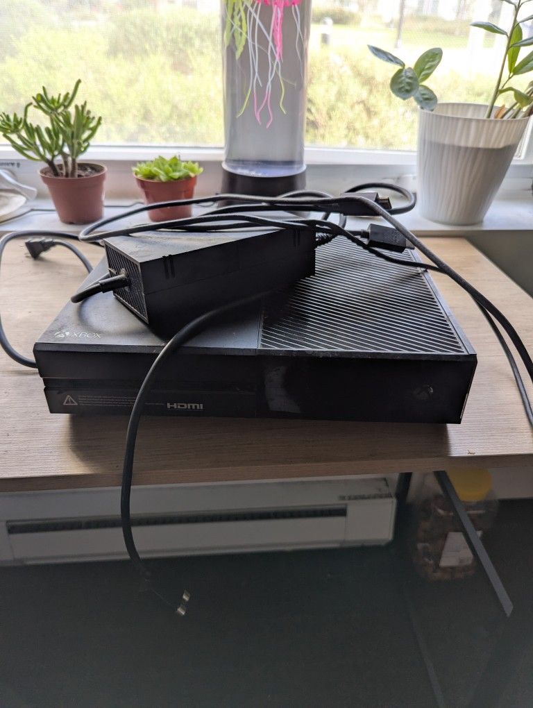 1 TB Xbox One with Wireless Controller and Turtle Beach Headset