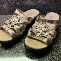 Clark’s Woman’s Silver Sandals 6.5