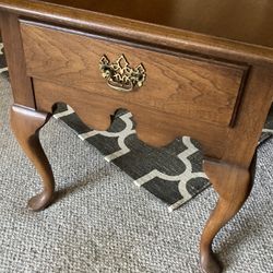Thomasville end table 