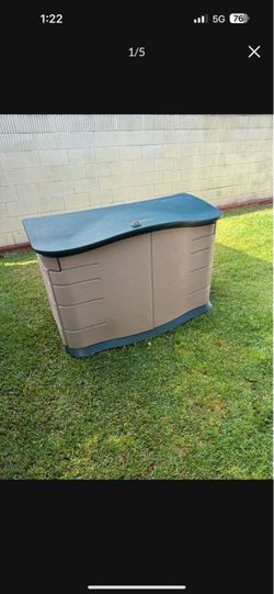 Rubbermaid 18 cu ft..resin horizontal. Outdoor storage shed. Mint condition. $130