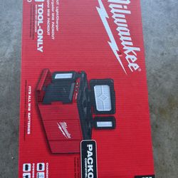 Milwaukee M18 18-Volt Lithium-Ion Cordless PACKOUT 3000 Lumens LED Light with Built-In Charger