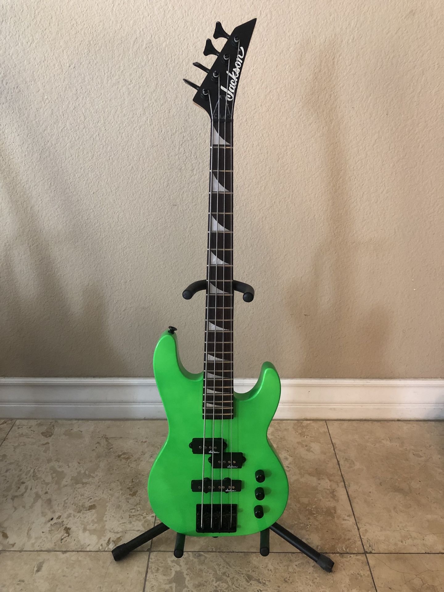 Jackson minion green bass