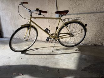 yellow cruiser bicycle