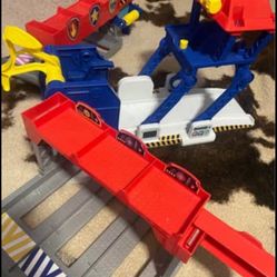 Paw patrol car wash . 10$ Smoke and pet free. Pick up in churchland . Porch pick up