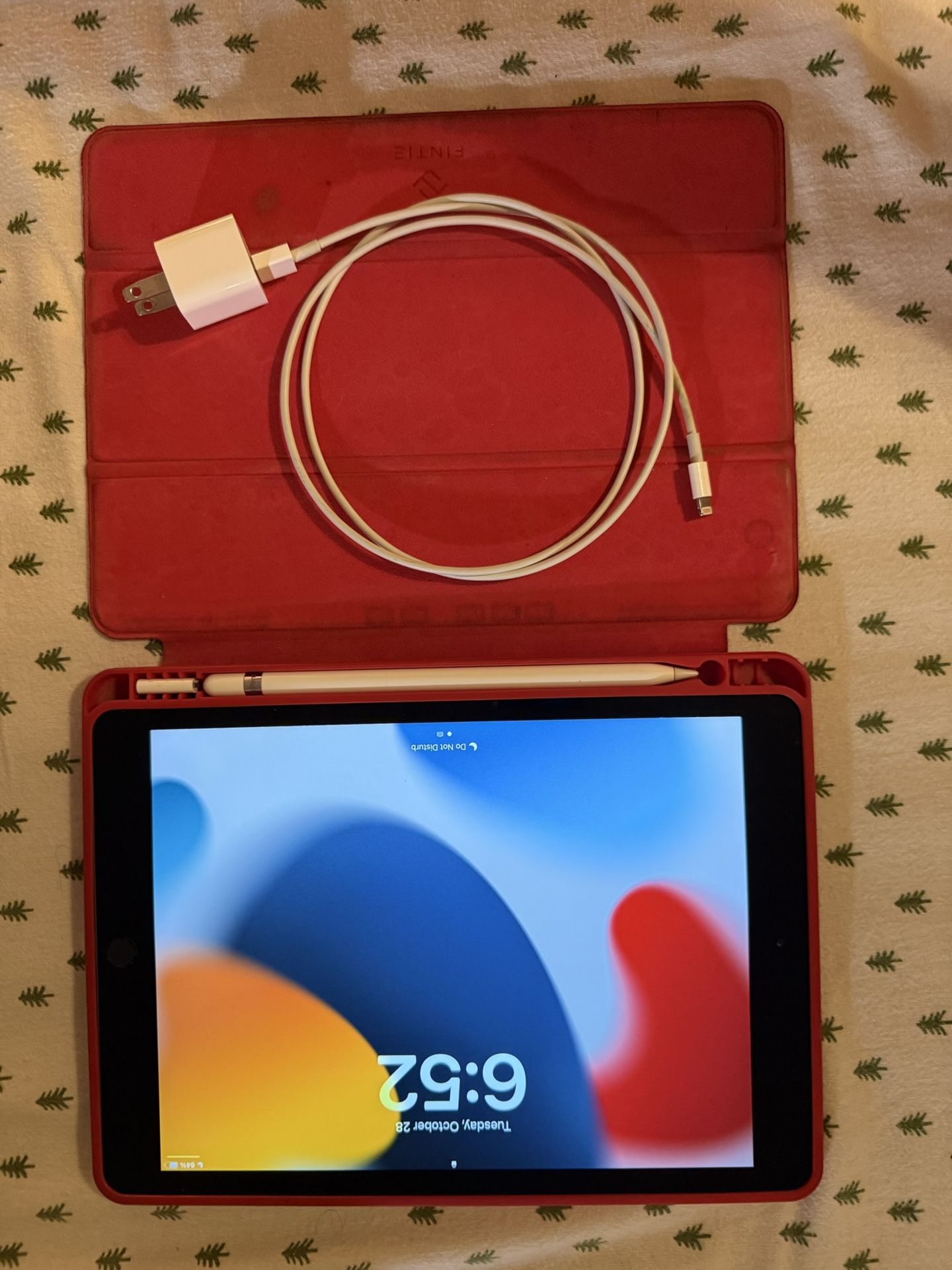iPad (8th gen) Apple Pencil + Case + Charger bundle