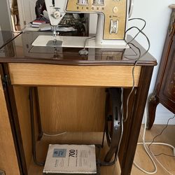 Vintage Singer 700 Sewing Machine With Table