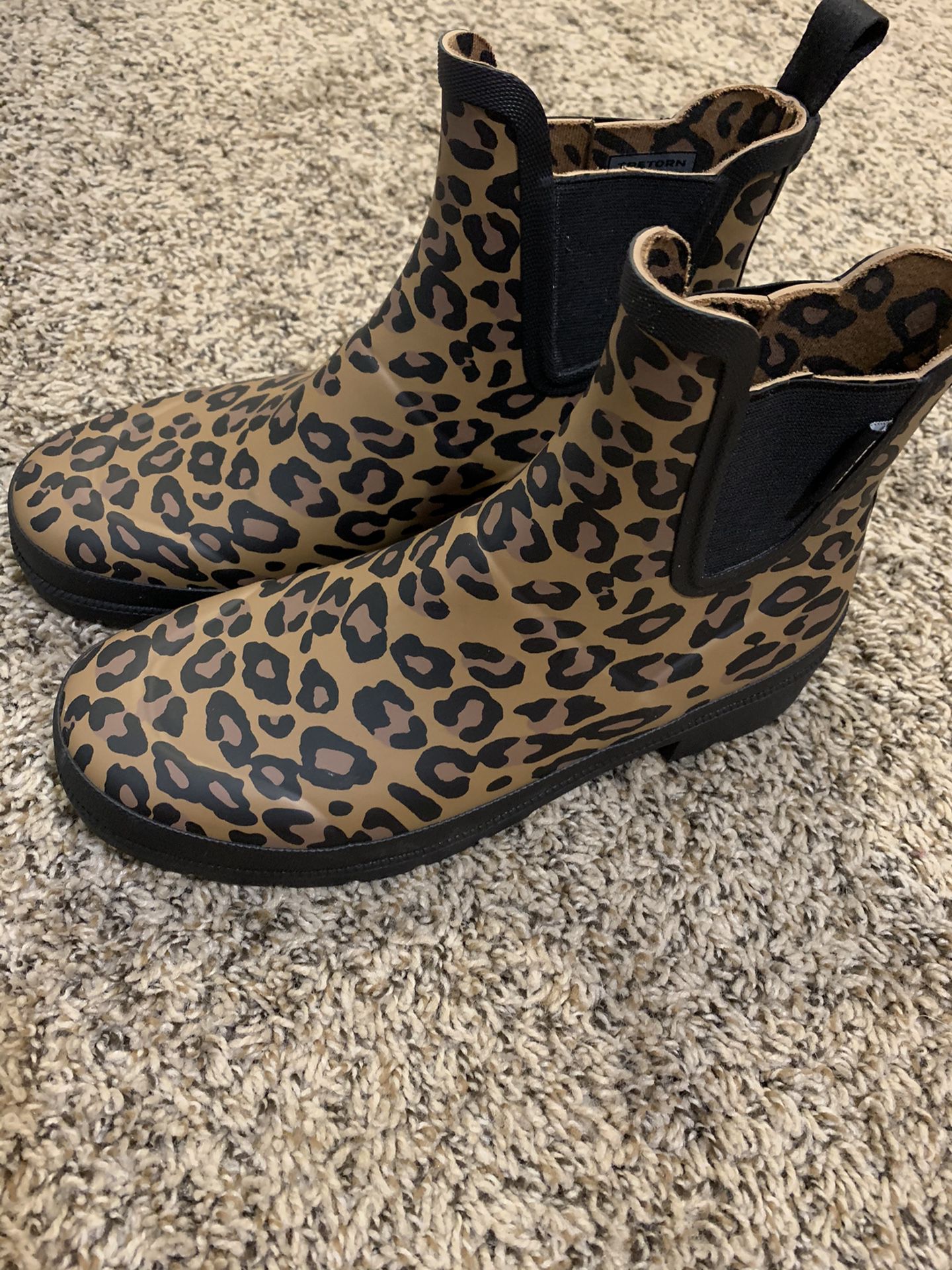 Size 7 tretorn leopard rain boot