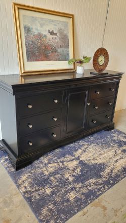 STUNNING WOODEN BLACK DRESSER