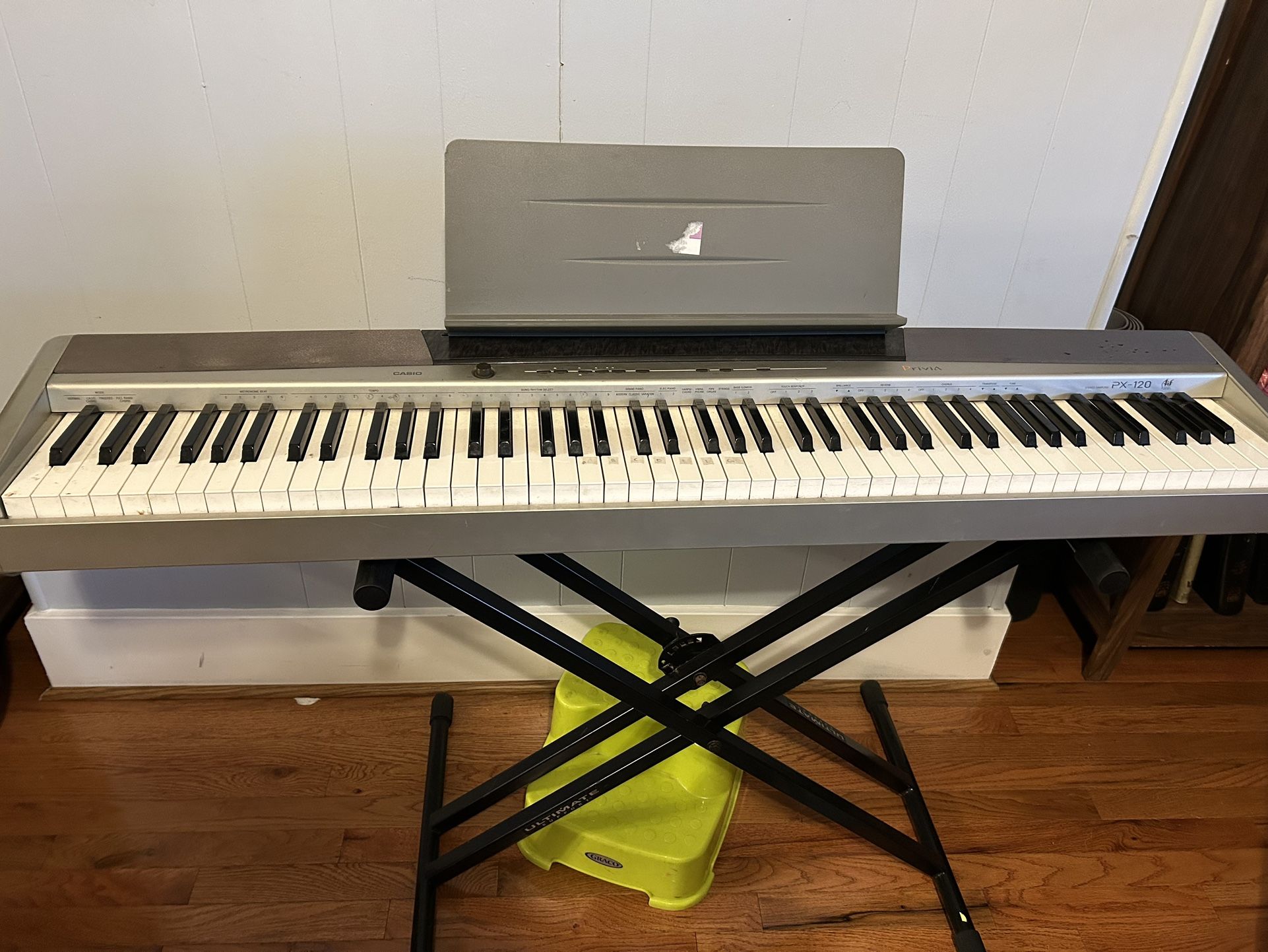 YAMAHA Electric Keyboard w/ Stand