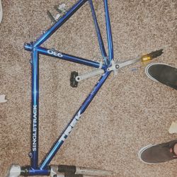 90's Trek 930 hardtail mtb frame with rims and rockshox Front shocks. Great Condition  for its age...