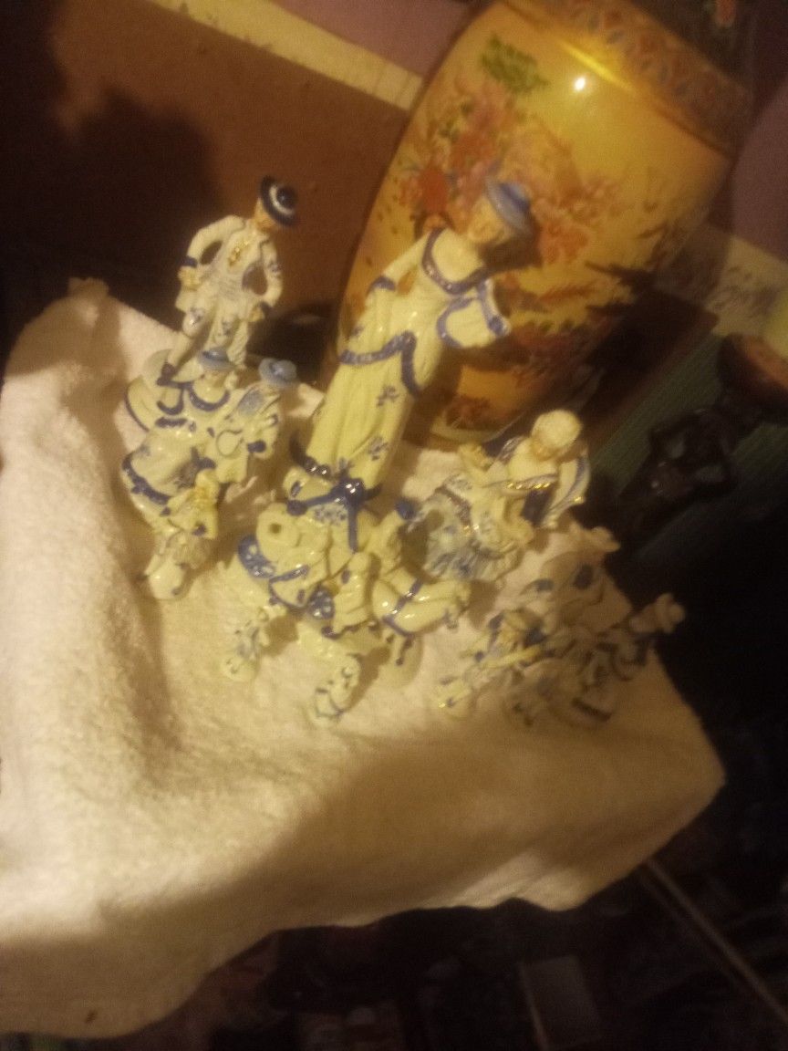 Vintage Blue And White Porcelin .have Orrigional Made In Taiwan Stickers On .the Set Is Of 12 Peices .all For One Price