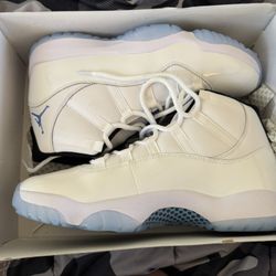 Retro Carolina 11’s Size 13.