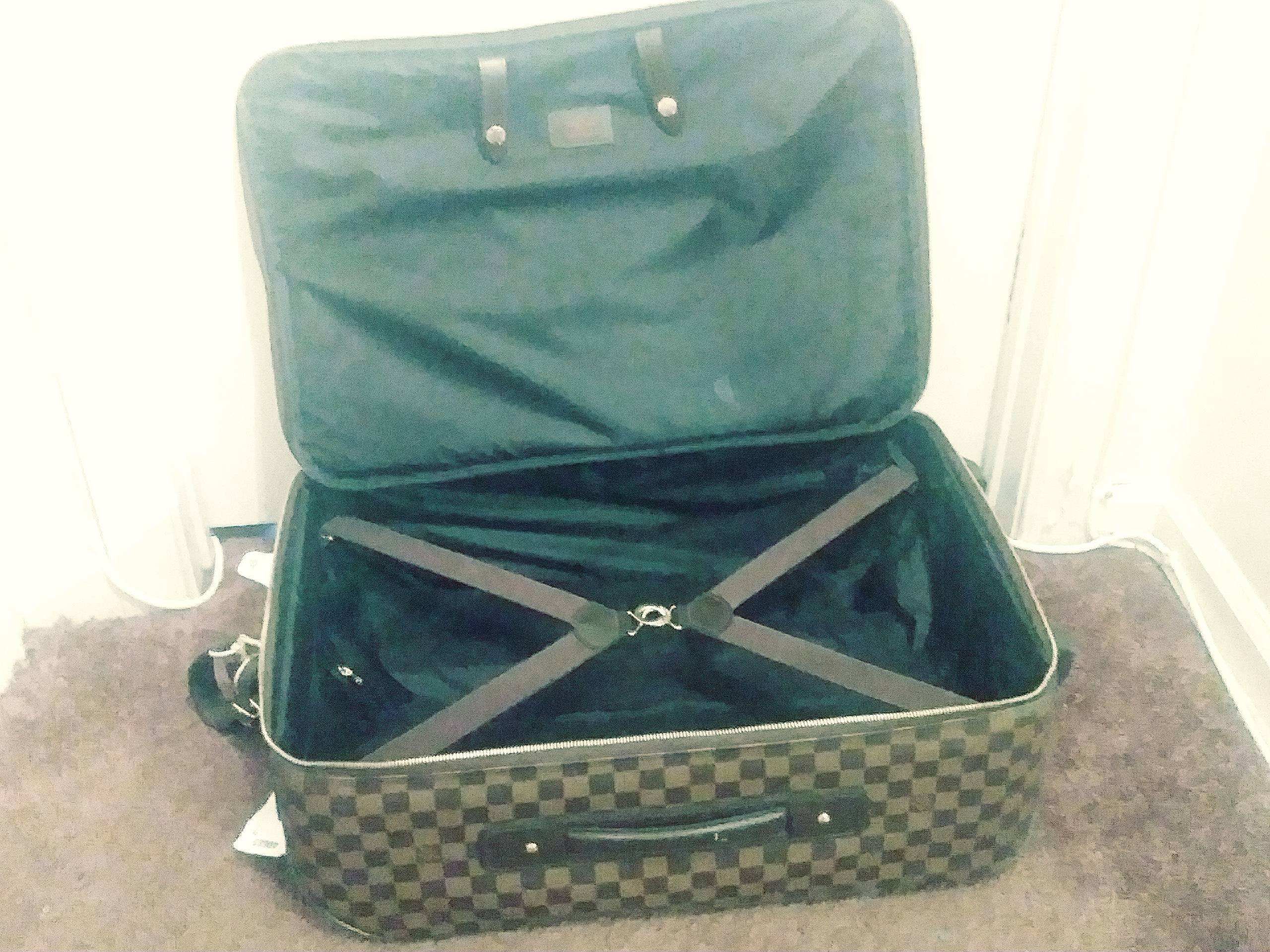 luivatain medium luggage suite case Must go.