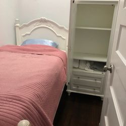 Twin Size Bed Set Mattress Not Included In Excellent Condition Pick Up In Bridgeport 