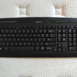 LOGITECH  MK330  WIRELESS KEYBOARD - LIKE NEW 