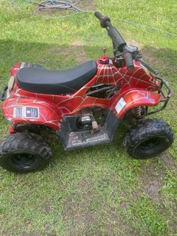 Four wheeler nesesita batería