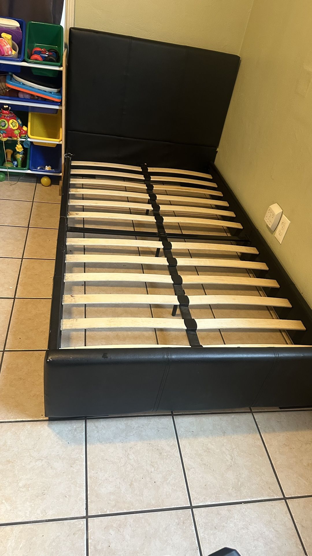 Cama Twin Usada $100 No Incluye El Colchon