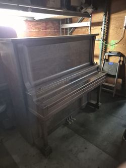 Upright piano
