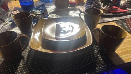 AMAZING. SANGO SALAD & DINNER PLATES !!!