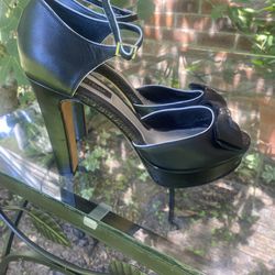 Women’s size 9 high heel dress shoe