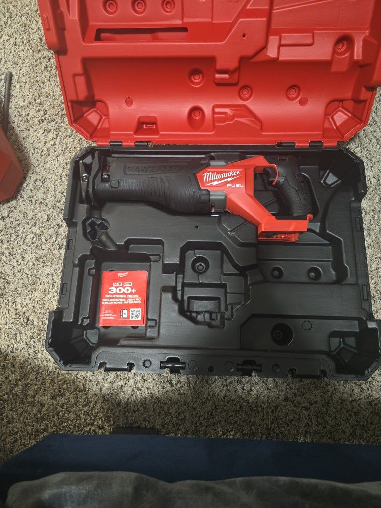 MILWAUKEE M18 FUEL SAWZALL