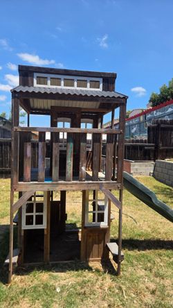 FREE Costco outdoor playground Fort !!!