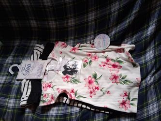 Size fiv we new 3 pice shirt