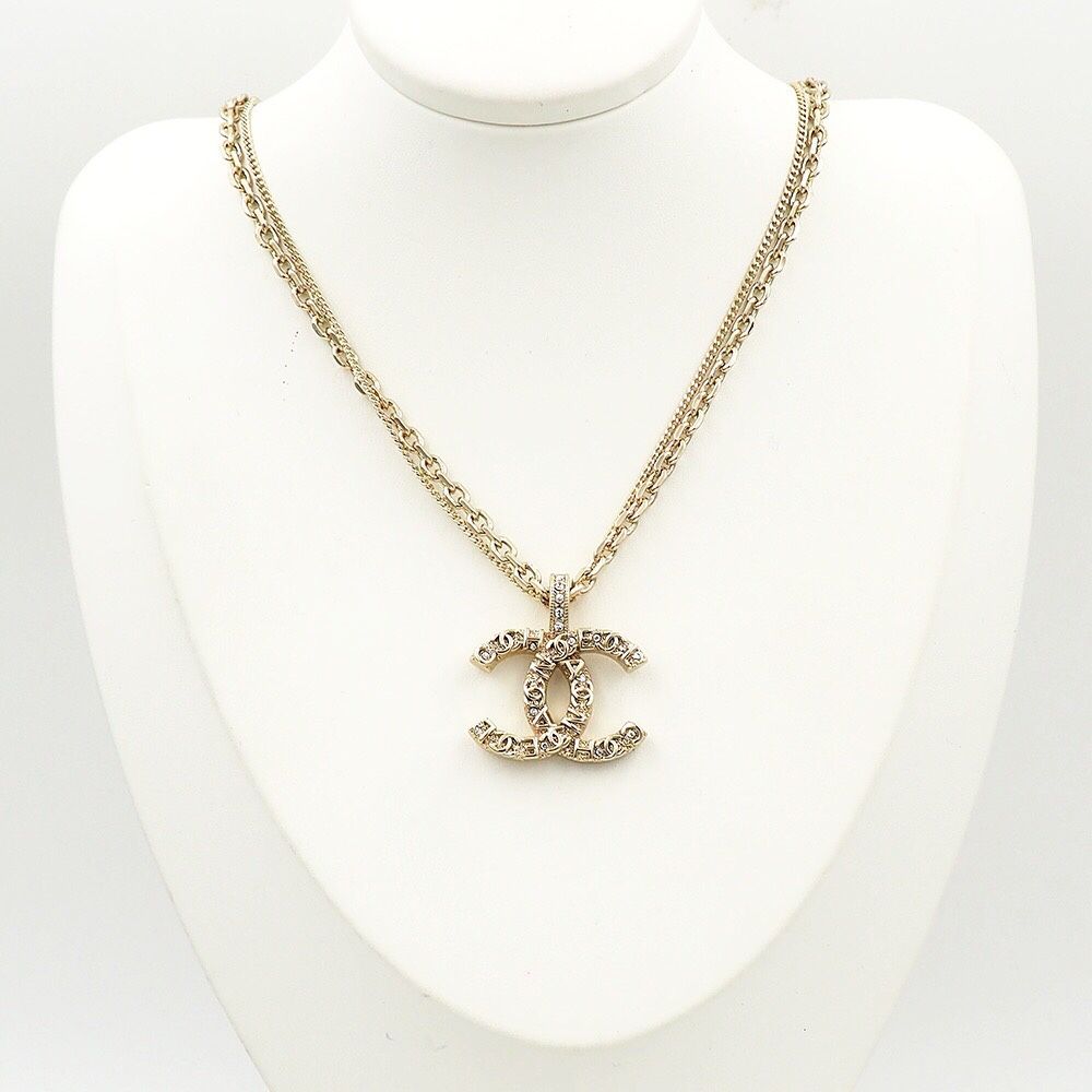 A fashionable double-layer necklace