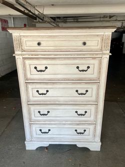 Ashley Realyn 5 Drawer Chest in Chipped White very good condition as is pick up deliver