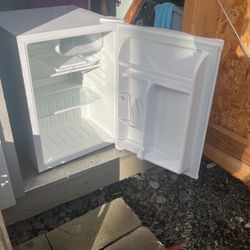 Commercial Cool Compact Refrigerator 
