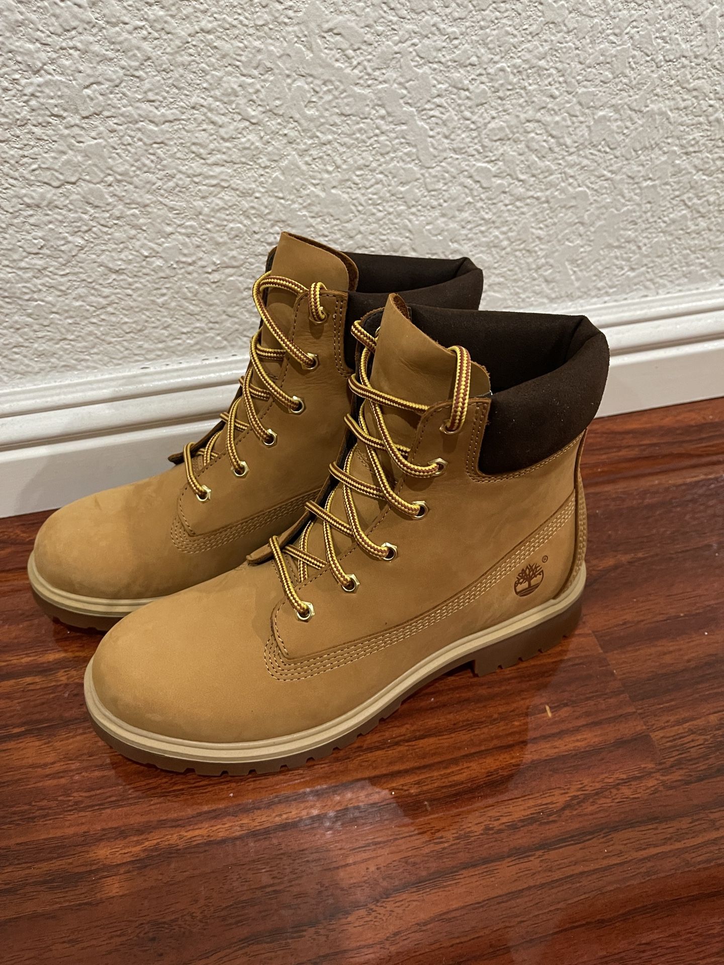 Women’s Size 7 Timberland Waterproof Boots