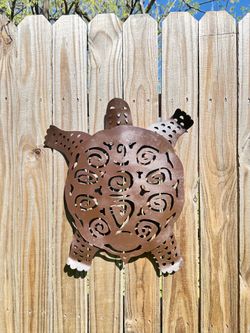 WALL OUTDOOR DECORATION (19” x 16”) IN GREAT CONDITION