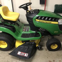 John Deere Riding Lawnmower 