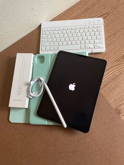 Apple iPad Air 5th Generation (M1 chip / 2022) 64GB with keyboard, pencil & Accessories