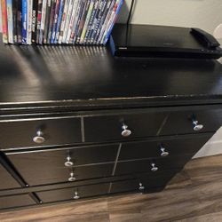 Bedroom furniture set