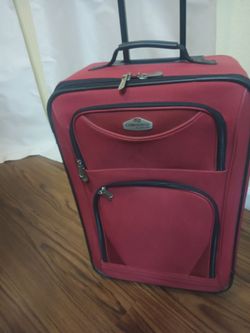 Used carry on suitcase but in good condition good wheels 🛞 good zipper. Good handle
