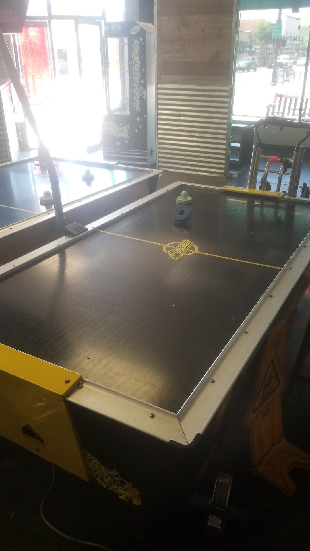 Dynamo Stinger arcade air hockey table