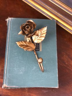 Vintage Gold Rose Hook Tole Metal Rose Flower Wall Hook (5.75” x 4”)