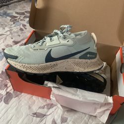 Womens Nike Gore Tex  Size 7.5