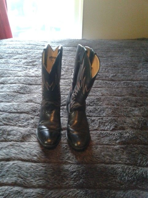 Pair of Durango Leather Cowboy Boots With Rubber Soles In Excellent condition Size 4