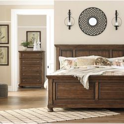 Flynnter King Panel Bedroom Set 