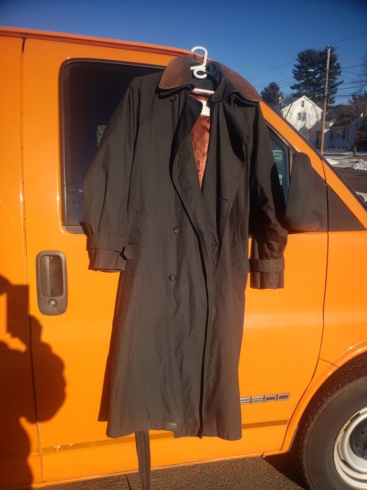 OVER COAT BY LONDON FOG , LEATHER COLLER, SIZE 42 REG. EXCELLENT WORKING