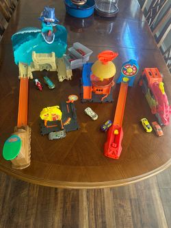 5 Hot Wheels Cities, They Can  Connect to each other/whit 7 Hot Wheels Cars