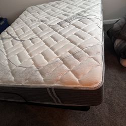 Queen Bed w/ Adjustable Base